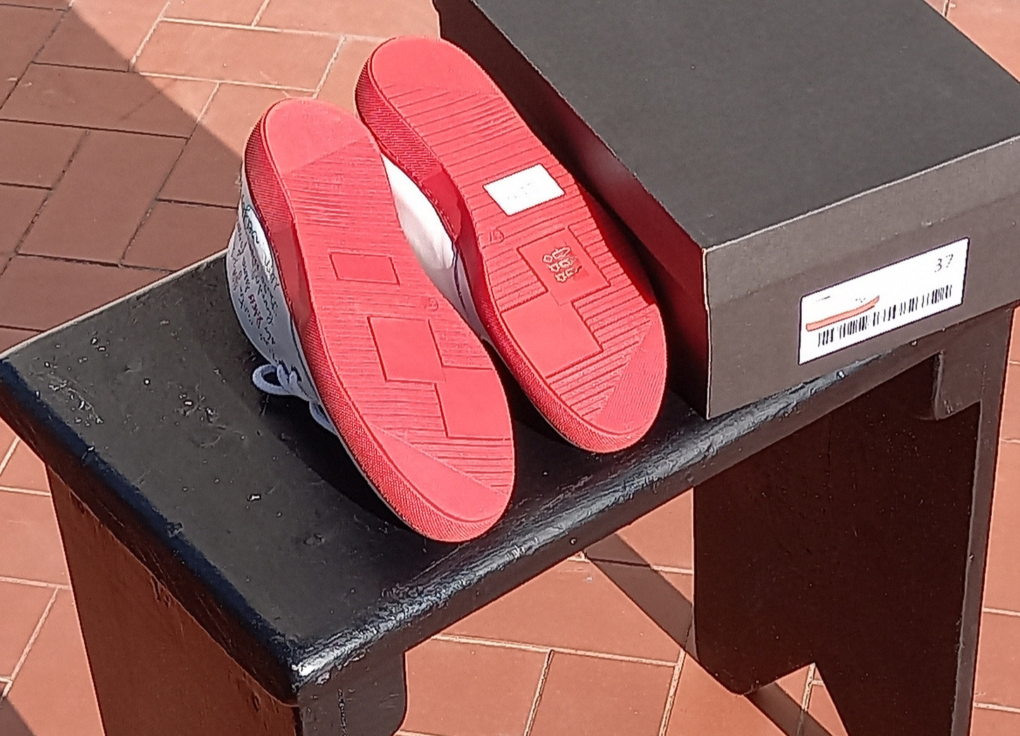SAPATILHAS BRANCAS COM PROMENORES MULTICORES BORDADOS