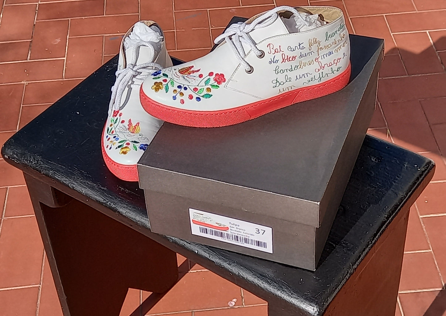 WHITE SNEAKERS WITH EMBROIDERED MULTICOLORED PROMENORS